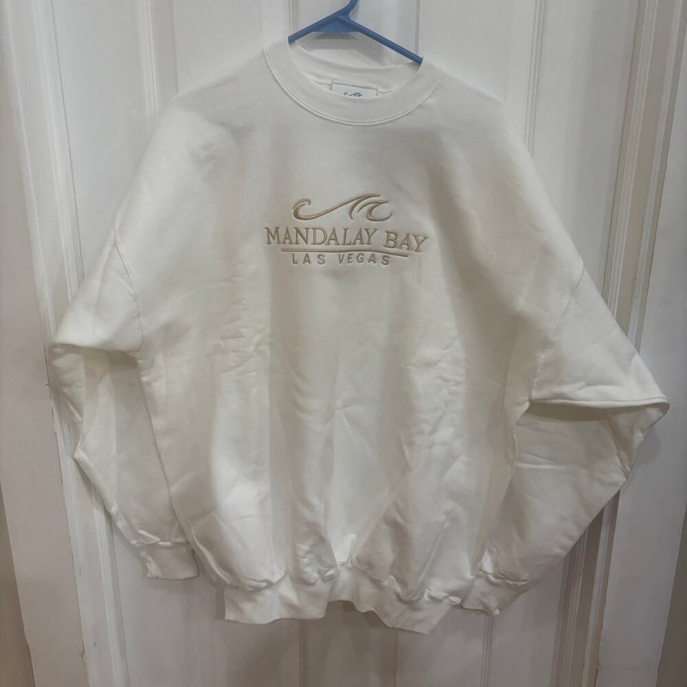 Mandalay Bay Las Vegas Embroidered Crewneck Sweatshirt Mens XL Cream White Gold‎